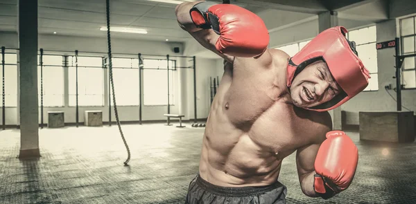 Aggressiver Boxer vor schwarzem Hintergrund — Stockfoto