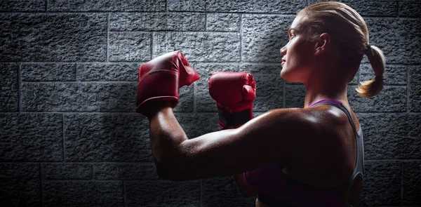 Vista laterale del pugile donna con posizione di combattimento — Foto Stock