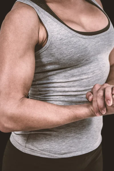 Мидовое отделение мускулистой женщины сгибающей мышцы — стоковое фото