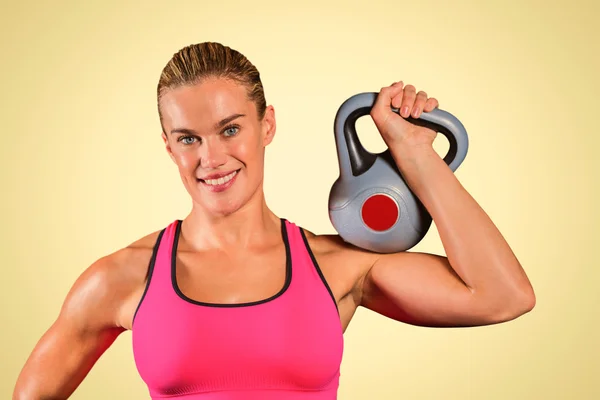 筋肉女性持ち上がる重いケトルベル — ストック写真