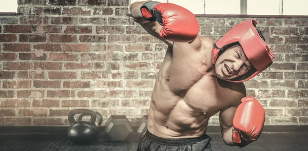 Boxeador agresivo contra fondo negro — Foto de Stock