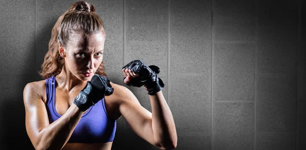 Mulher boxer confiante com postura de luta — Fotografia de Stock