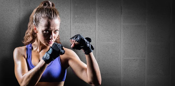 Boxeador confiado femenino con postura de lucha — Foto de Stock