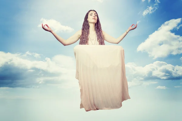 Mulher levitando com os olhos fechados — Fotografia de Stock