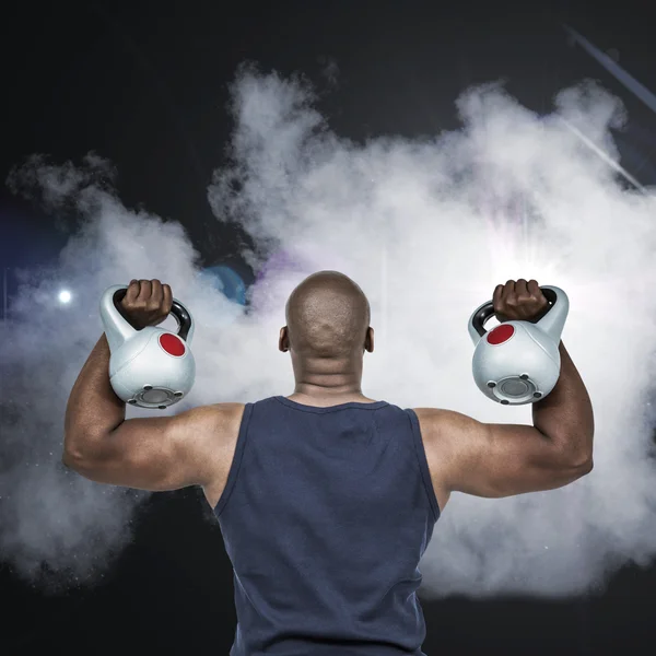Homem muscular exercitando com kettlebell — Fotografia de Stock