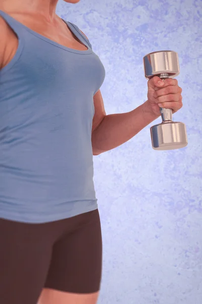 Femme musculaire faisant de l'exercice avec haltères — Photo