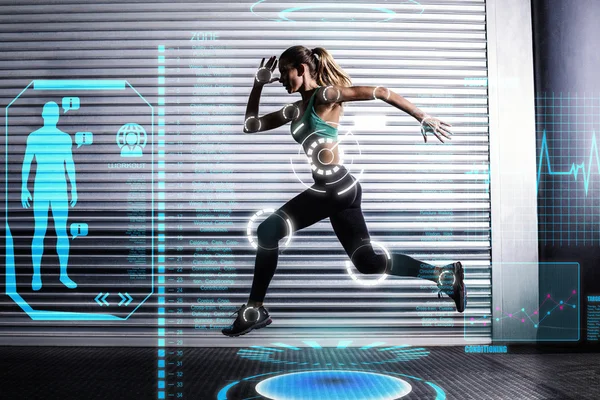 Mujer musculosa corriendo en el gimnasio —  Fotos de Stock