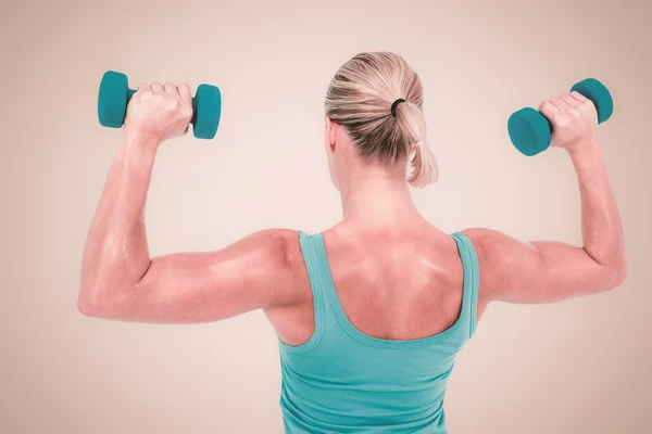 Mulher muscular exercitando-se com halteres — Fotografia de Stock