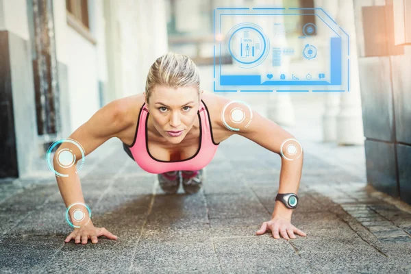 Bonita mujer haciendo flexiones en el suelo — Foto de Stock