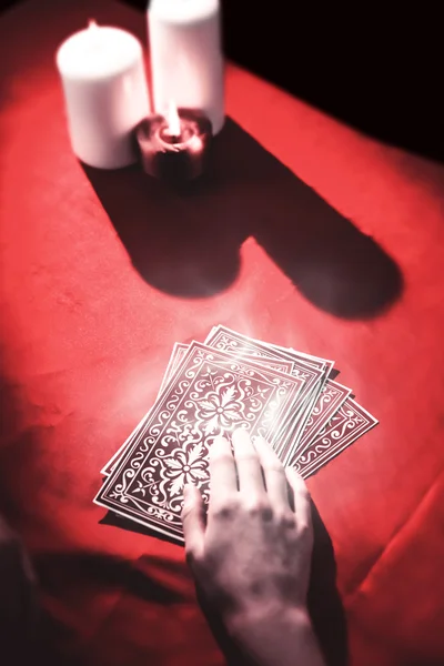 Contador de fortunas usando cartas de tarô — Fotografia de Stock