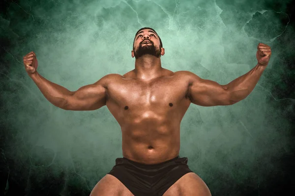 Muscular hombre flexión para cámara —  Fotos de Stock