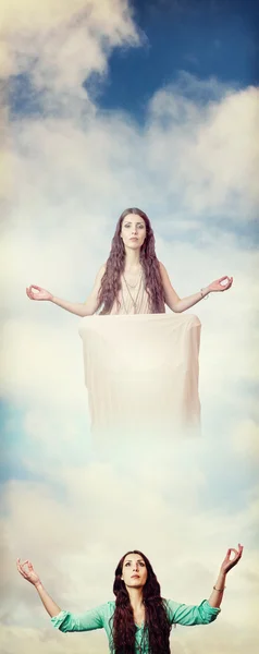 Samengestelde afbeelding van vrouw mediteren — Stockfoto