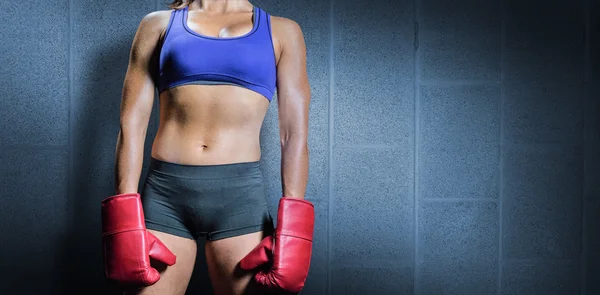 Midsection eldivenli kadın boksör — Stok fotoğraf