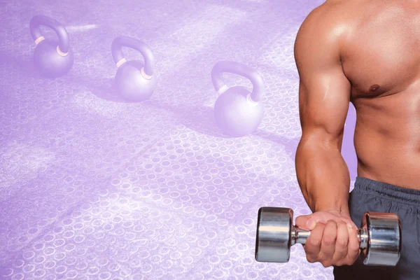 Mid sectie van een bodybuilder met dumbbell — Stockfoto