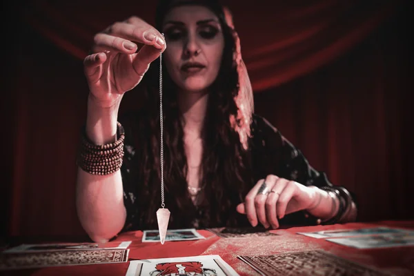 Ženské fortune teller hospodářství kyvadlo — Stock fotografie