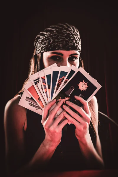Falcı Tarot kartları kullanarak — Stok fotoğraf