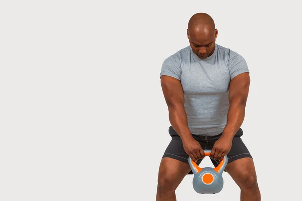 Hombre en forma haciendo ejercicio con kettlebell —  Fotos de Stock