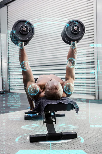 Junge Bodybuilderin beim Gewichtheben — Stockfoto