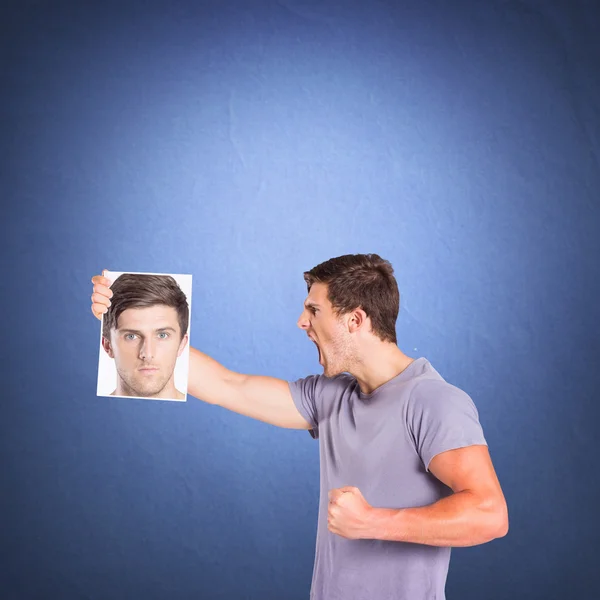 Homem gritando com a foto de si mesmo — Fotografia de Stock