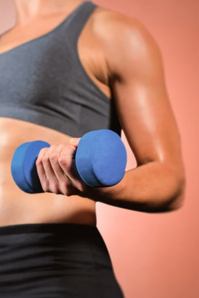Donna muscolare che solleva manubri pesanti — Foto Stock