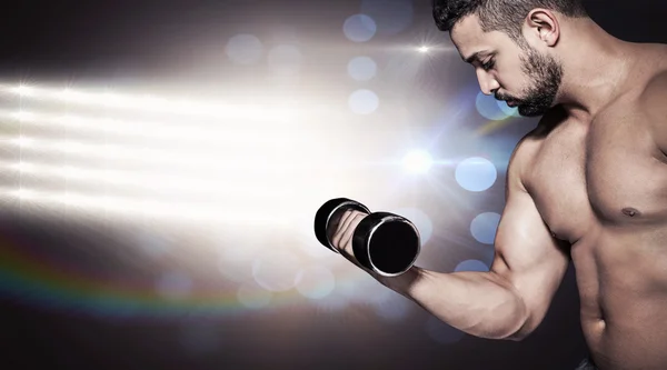 Gespierde man tillen een halter — Stockfoto