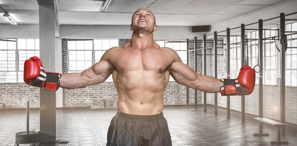 Boxer met uitgestrekte armen — Stockfoto