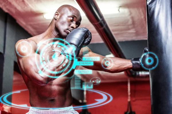 Jeune bodybuilder boxe un sac — Photo