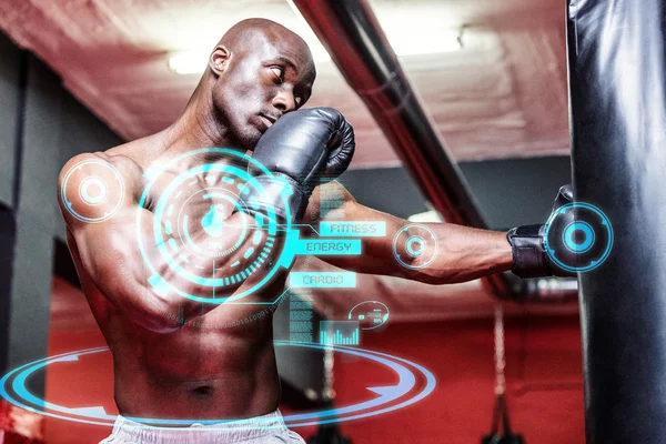 Jovem fisiculturista boxe um saco — Fotografia de Stock