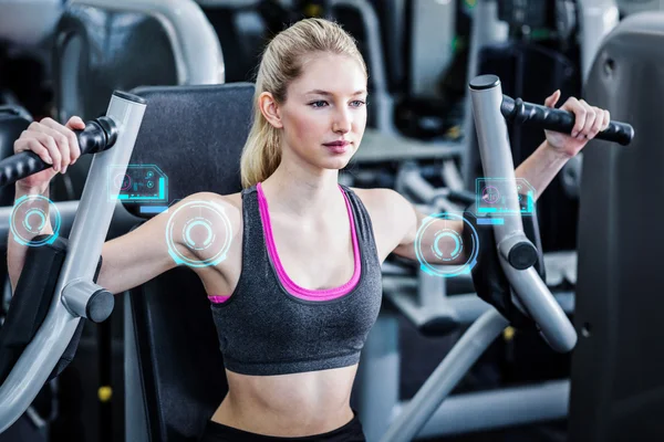 Kvinna arbetande ute i gym — Stockfoto