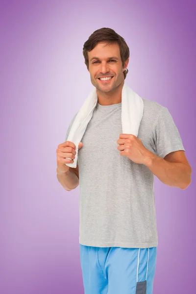 Portret van een fit jonge man met een handdoek — Stockfoto