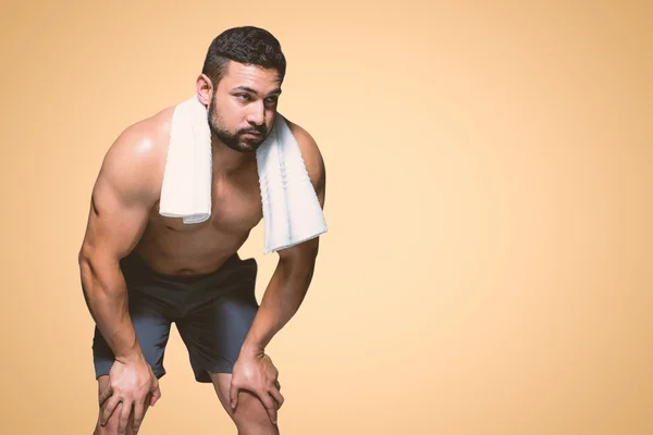Bodybuilder man med händerna på låren — Stockfoto