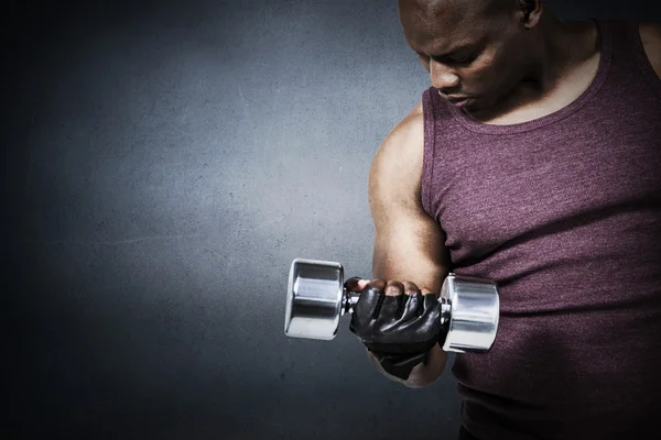 Fit homme exercice avec haltère — Photo