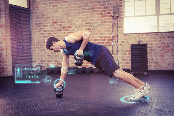 Muž zvedací kettlebell — Stock fotografie