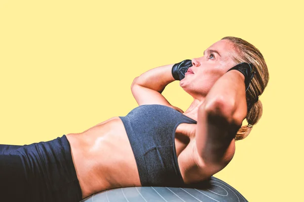 Gespierde vrouw doen sit ups — Stockfoto