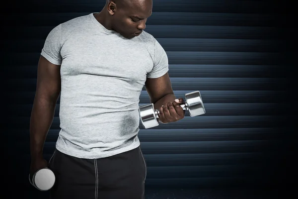 Fit mens uitoefenen met dumbbell — Stockfoto