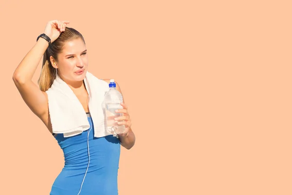 Samengestelde afbeelding van fit vrouw met water — Stockfoto