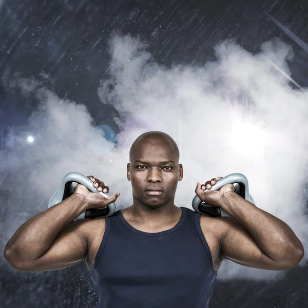 Muskulöser Mann beim Training mit der Kettlebell — Stockfoto