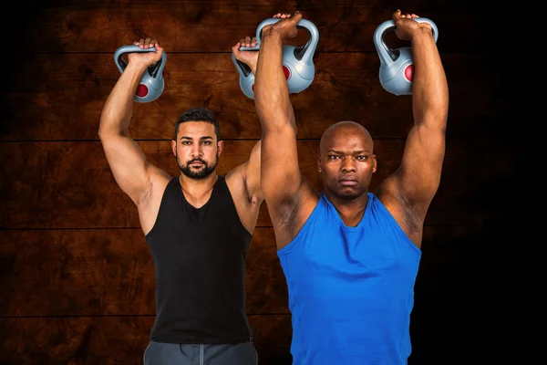 Güçlü arkadaşları birlikte Kettlebells kaldırma — Stok fotoğraf