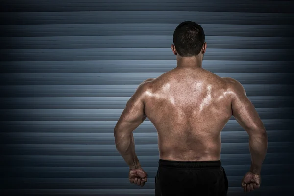 Muskulöser Mann beugt sich vor Kamera — Stockfoto