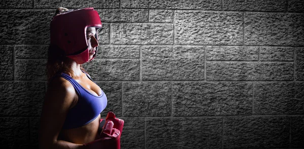 Vista lateral del boxeador femenino con casco y guantes — Foto de Stock