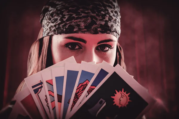 Cajero de la fortuna usando cartas del tarot — Foto de Stock