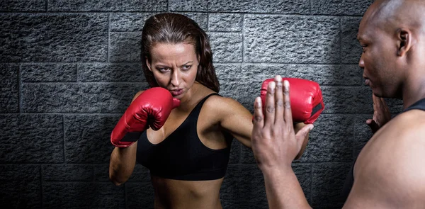 Boxer com braços estendidos — Fotografia de Stock