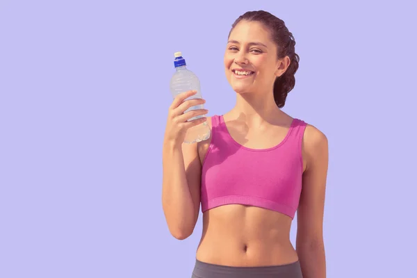 Femme en forme avec de l'eau — Photo