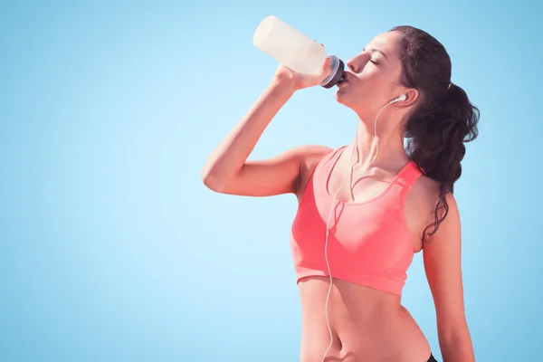 Schöne gesunde Frau trinkt Wasser — Stockfoto