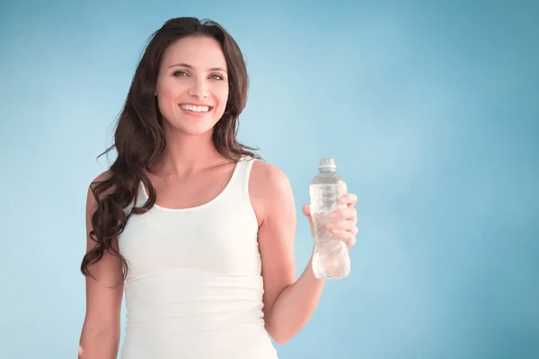 Morena con botella de agua — Foto de Stock