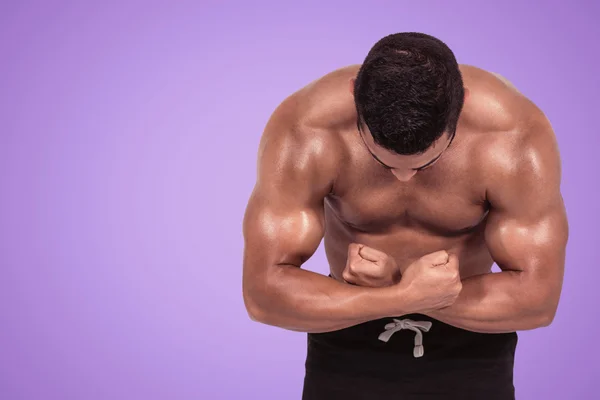 Muscular man flexing for camera — Stock Photo, Image