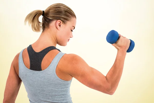 Muskulöse Frau trainiert mit Hanteln — Stockfoto