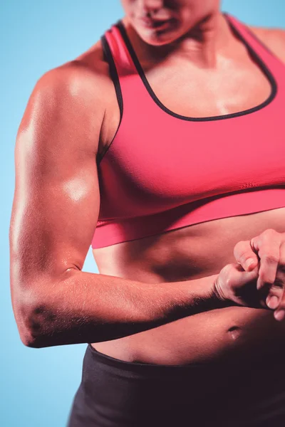Muskulös kvinna böja armen — Stockfoto