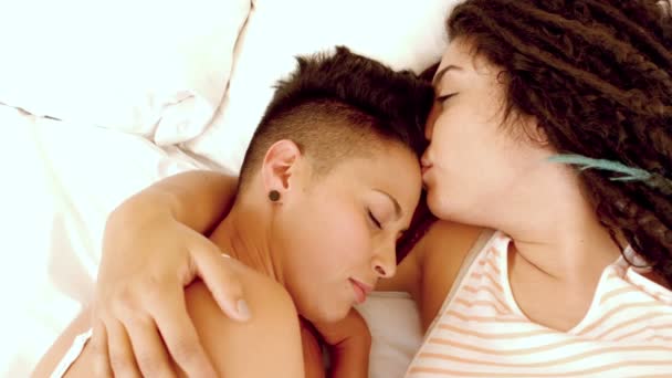 Feliz Pareja De Lesbianas En La Cama Video De Stock Feliz Pareja De Lesbianas En La Cama Video De Stock