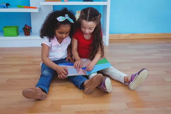 Meninas bonitos segurando um livro — Fotografia de Stock